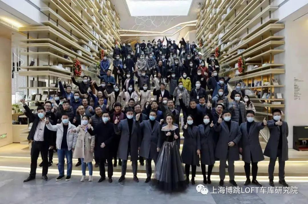 湖北全国一百多人在华侨城汉口道6号参观研讨LOFT专利车库技术！